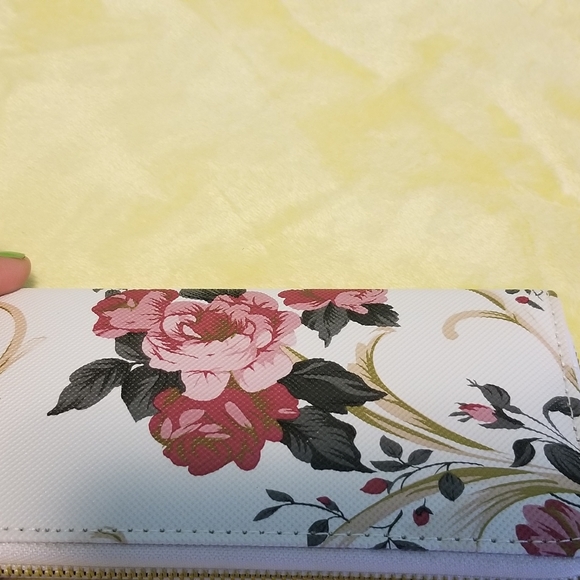 Pink and Wallet - Picture 2 of 4
